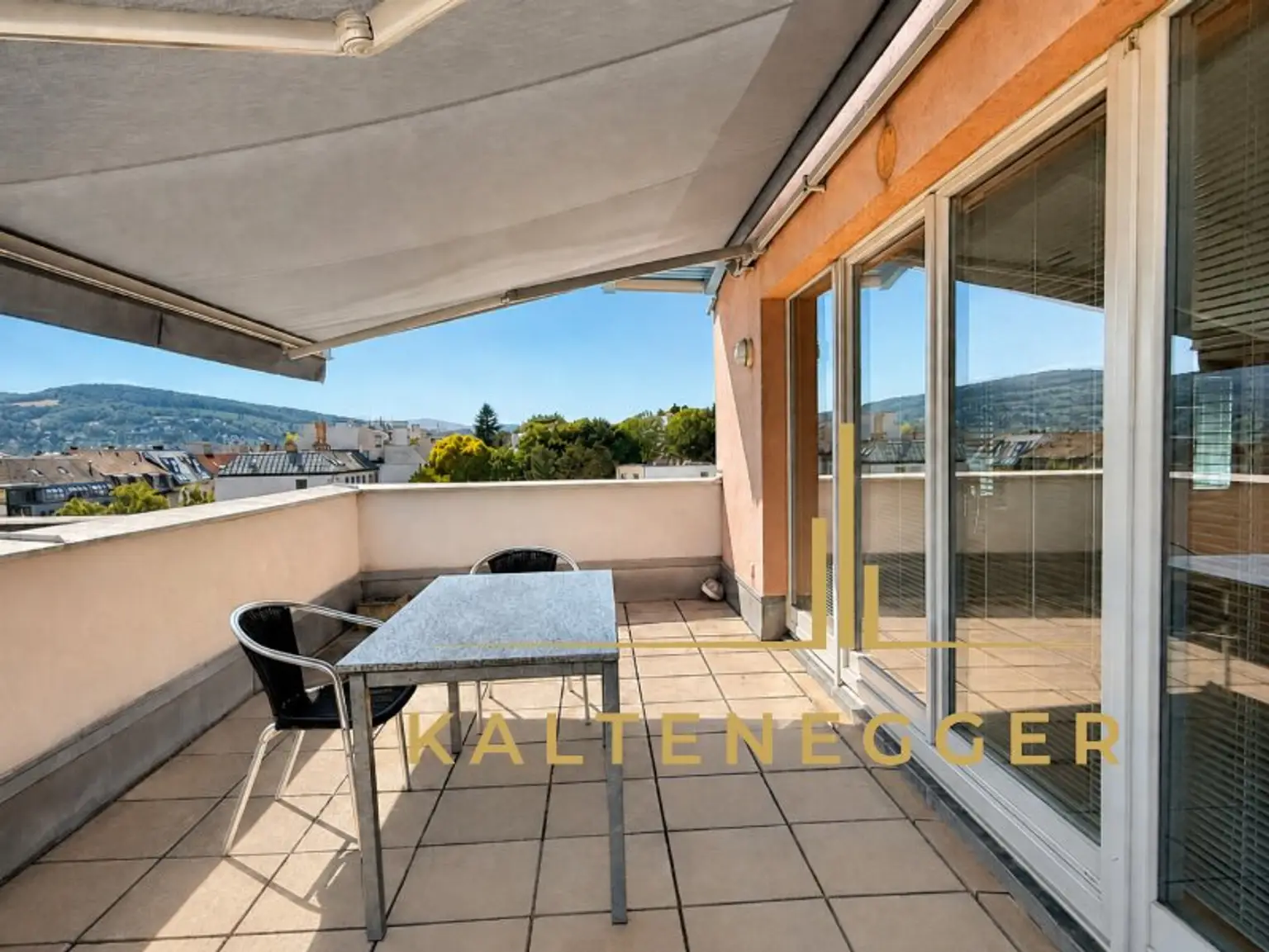 Großer Terrassenbereich mit Markise und Weitblick