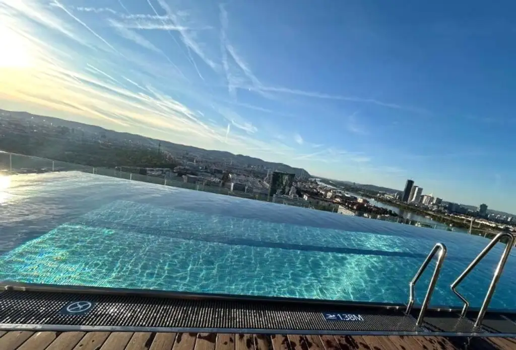 ERSTBEZUG 3 ZIMMER WOHNUNG IM "GRÜNBLICK" VIERTEL ZWEI + TRAUMTERRASSE MIT ca. 64 m² + NUTZUNG INFINITY-AUSSENPOOL, GYM & SAUNA