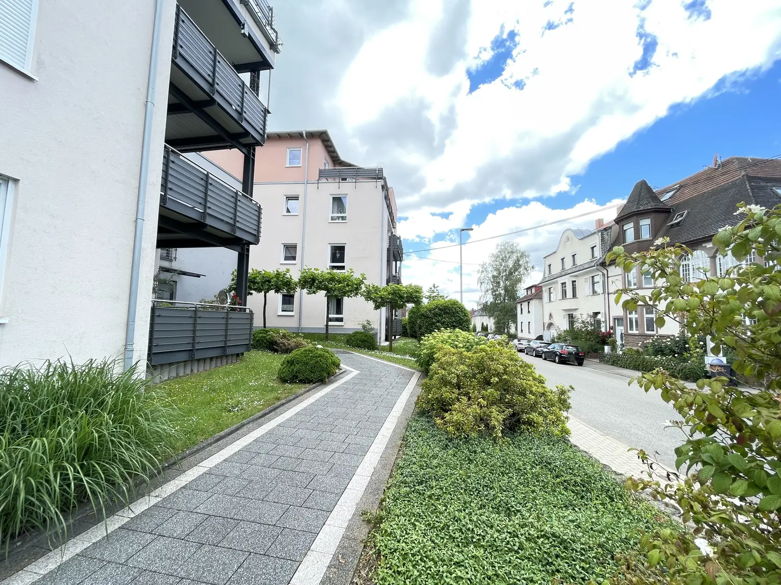 Zuwegung zum vorderen Hauseingang