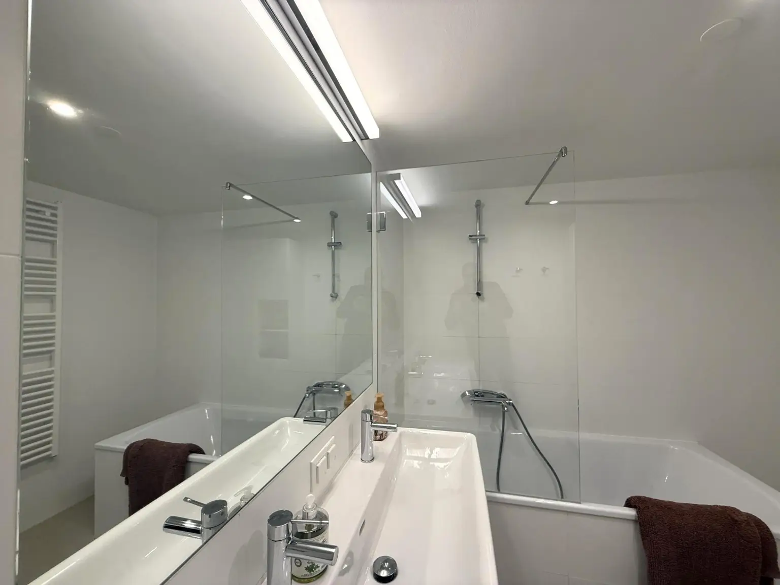 Exklusiv und komplett möblierte 3-Zimmer-Terrassenwohnung für gehob. Ansprüche // Excl. and fully furnished 3-room terr. apt for discerning tastes //