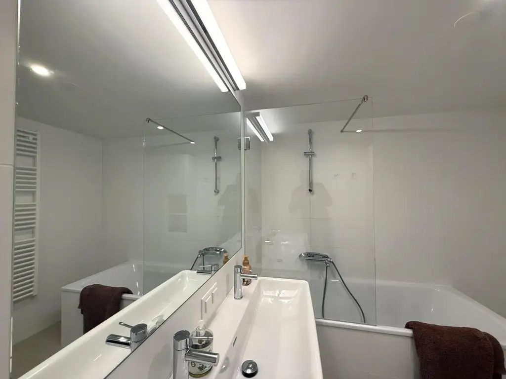 Exklusiv und komplett möblierte 3-Zimmer-Terrassenwohnung für gehob. Ansprüche // Excl. and fully furnished 3-room terr. apt for discerning tastes //