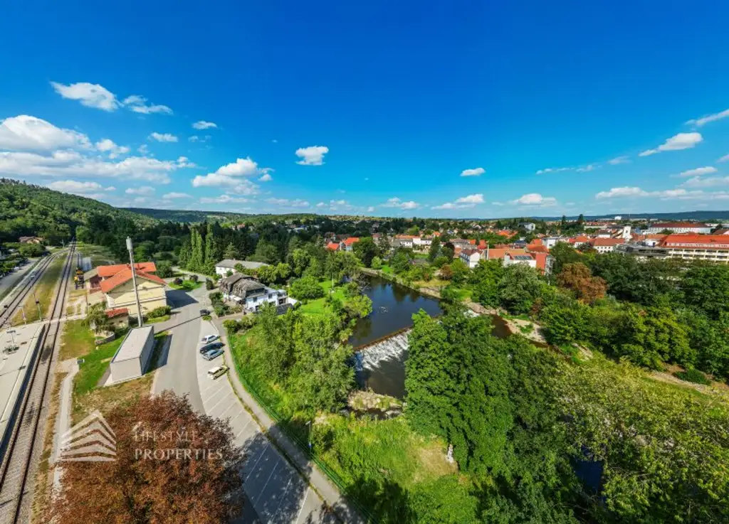 Attraktives Gewerbejuwel: Lagerhalle + Büroflächen mit Photovoltaik direkt am Bahnhof
