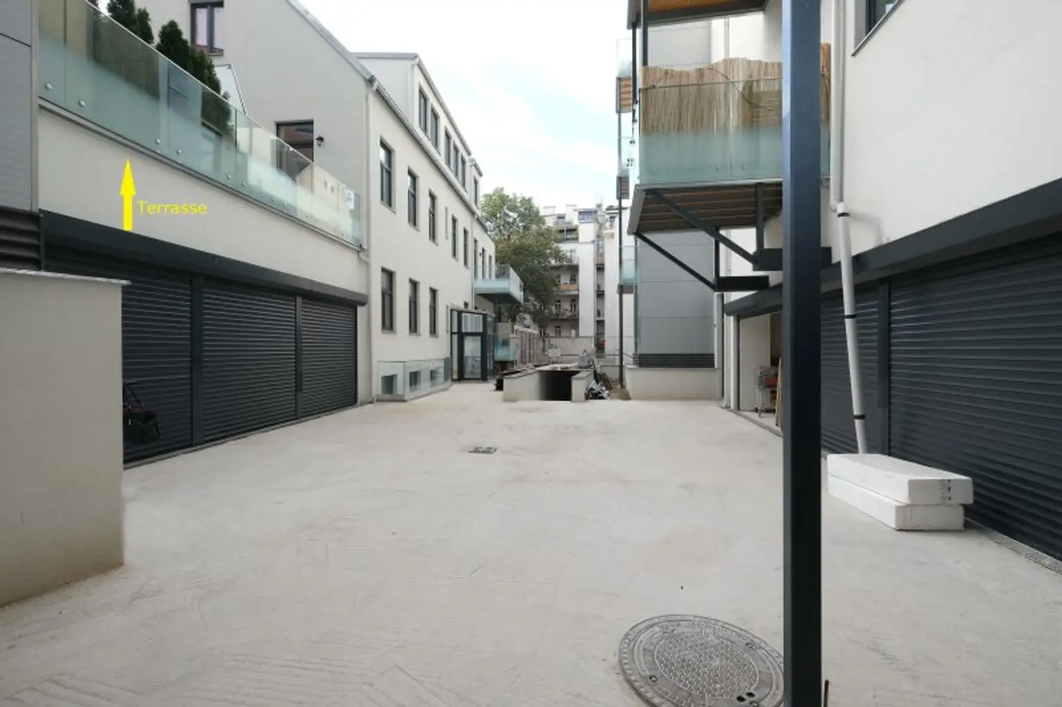 SIEBENBRUNNENPLATZ: Wohnküche + 2 Zimmer + 32 m² Terrasse (neben neuer U2-Station Reinprechtsdorfer Straße)
