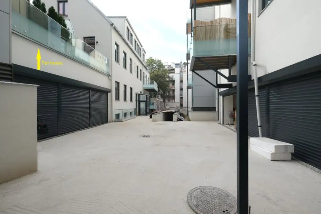 SIEBENBRUNNENPLATZ: Wohnküche + 2 Zimmer + 32 m² Terrasse (neben neuer U2-Station Reinprechtsdorfer Straße)