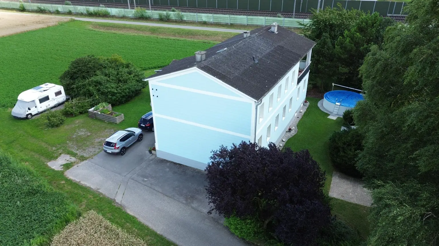 Zweifamilienhaus in ländlicher Alleinlage mit landw. Grundfläche