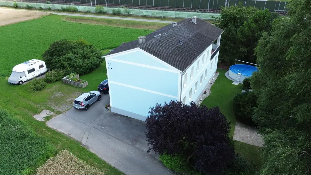 Zweifamilienhaus in ländlicher Alleinlage mit landw. Grundfläche