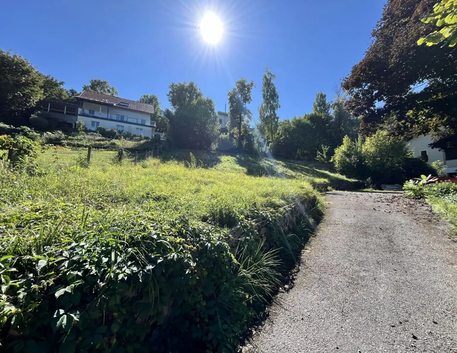 Graz-Rarität: Traumhaftes Grundstück nahe Stoffbauer mit Baubewilligung! Naturnah & stadtnah: Sonniger Baugrund mit Fernsicht - Perfekt für Ihr Familienhaus!