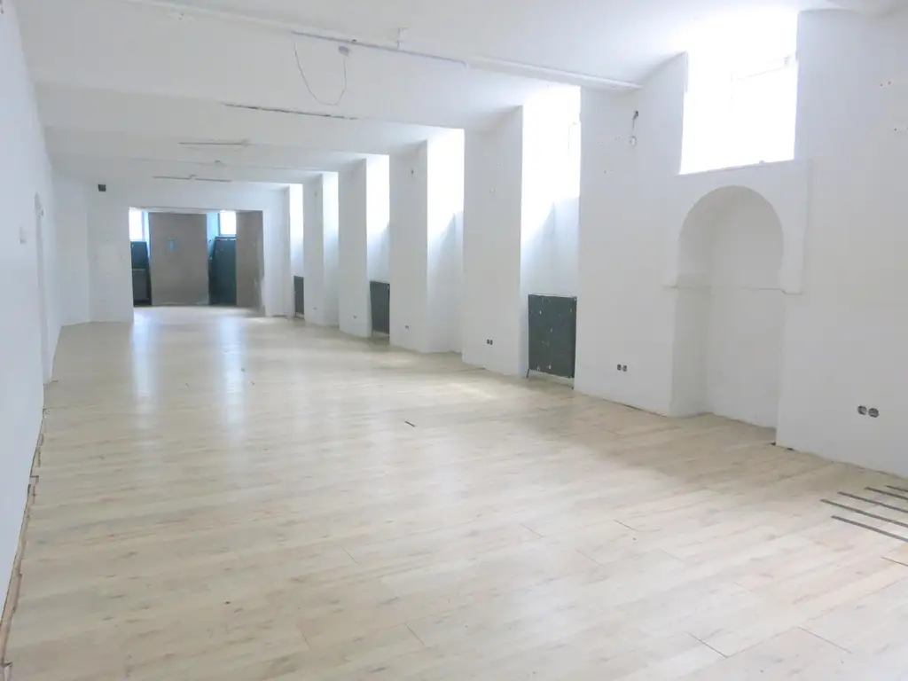 Sportstätte, Büro, Clubraum od. Lager  -  Renovierungsbedarf !