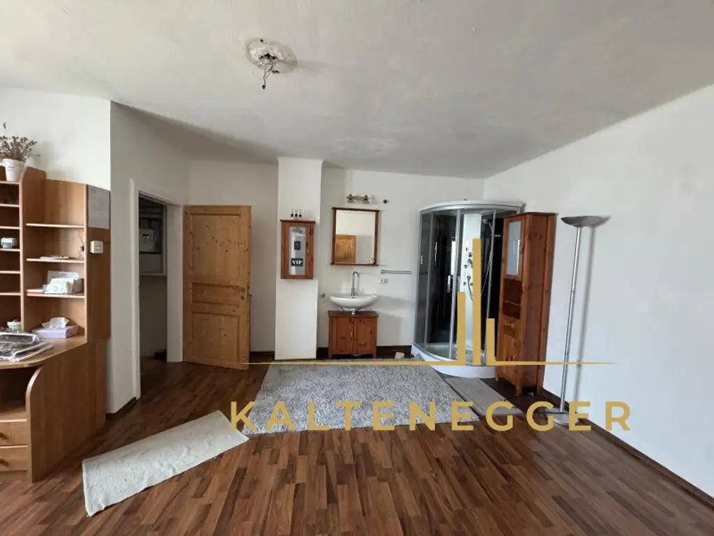 Sonnenbeschienenes Grundstück mit Blick auf die Hohe Wand - ein ländliches Mehrfamilienhaus und ein Einfamilienhaus