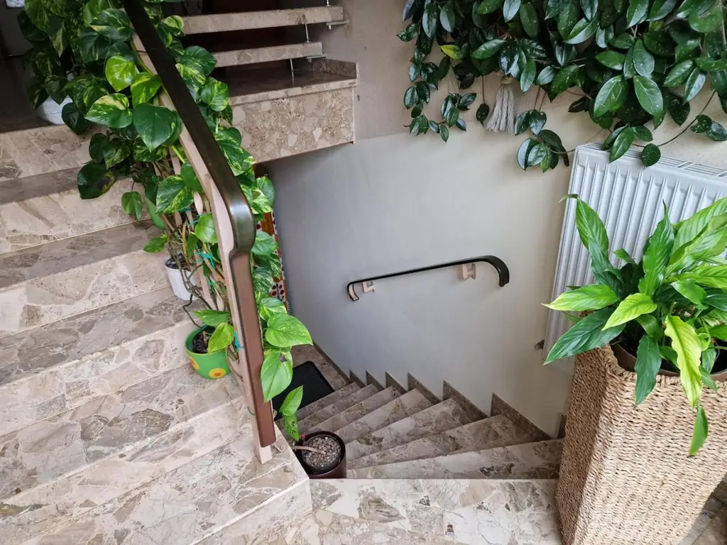 "Wohnhaus und Hallen"