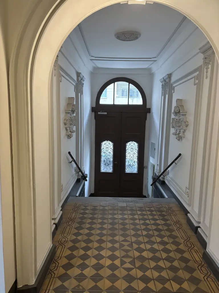 Sanierungsbedürftige 4 Zimmer Altbauwohnung mit viel Potential in zentraler Döblinger Lage - Billrothstrasse !