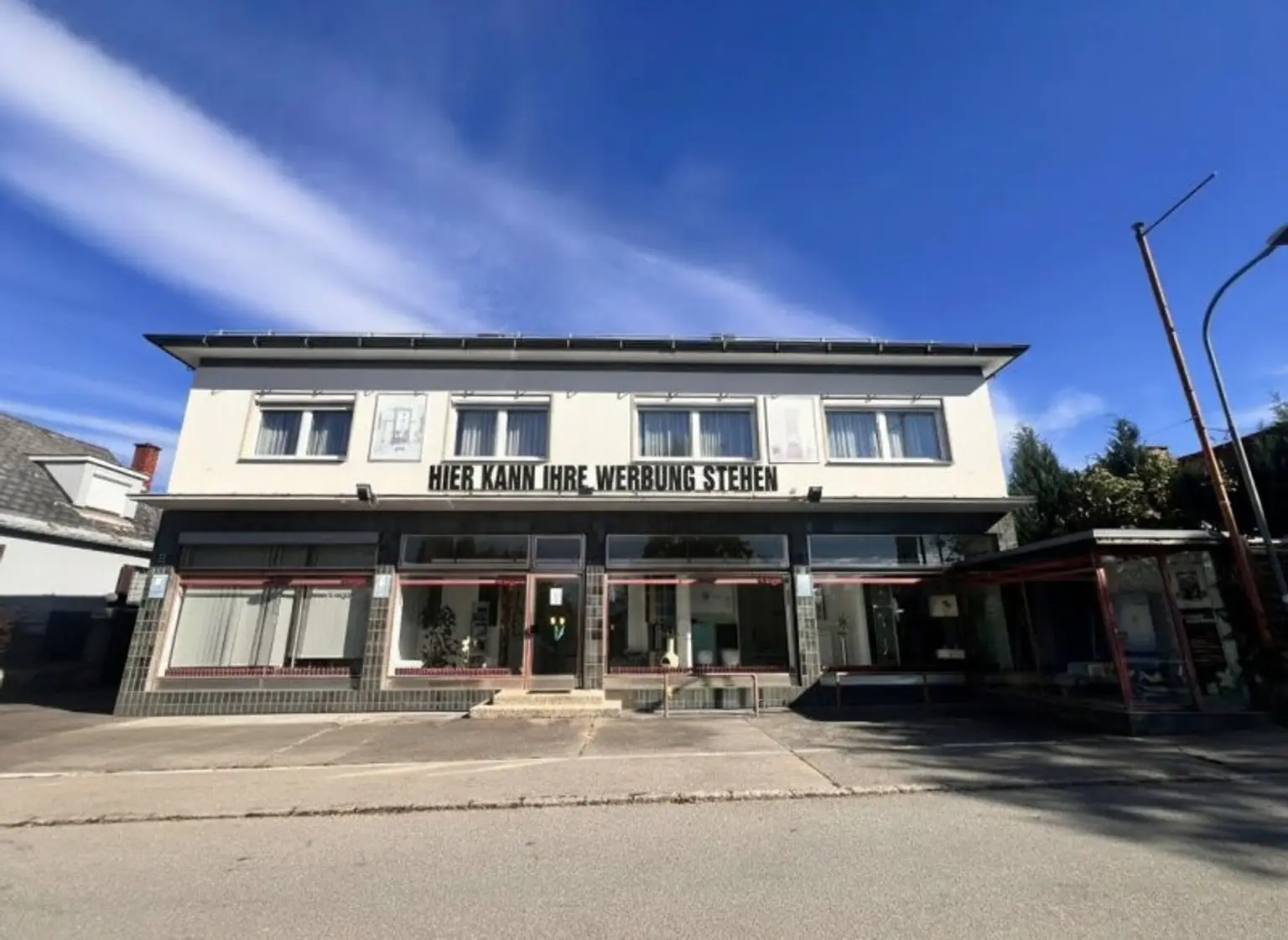 Geschäftshaus mit Wohnung + privatem Wohnhaus mit Pool und wunderschönem Garten – vielseitig nutzbar und top gelegen