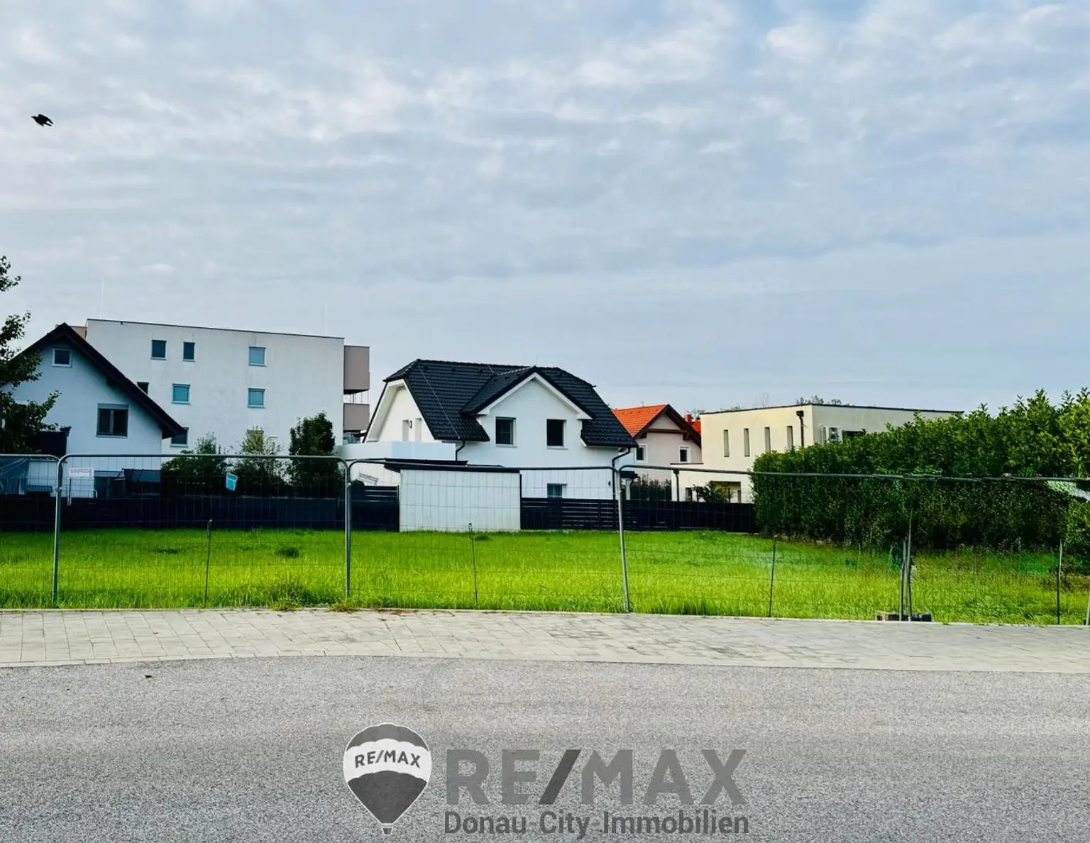 "Sonnige Westlage im Herzen von Biedermannsdorf: 800 m² Eckgrundstück!"