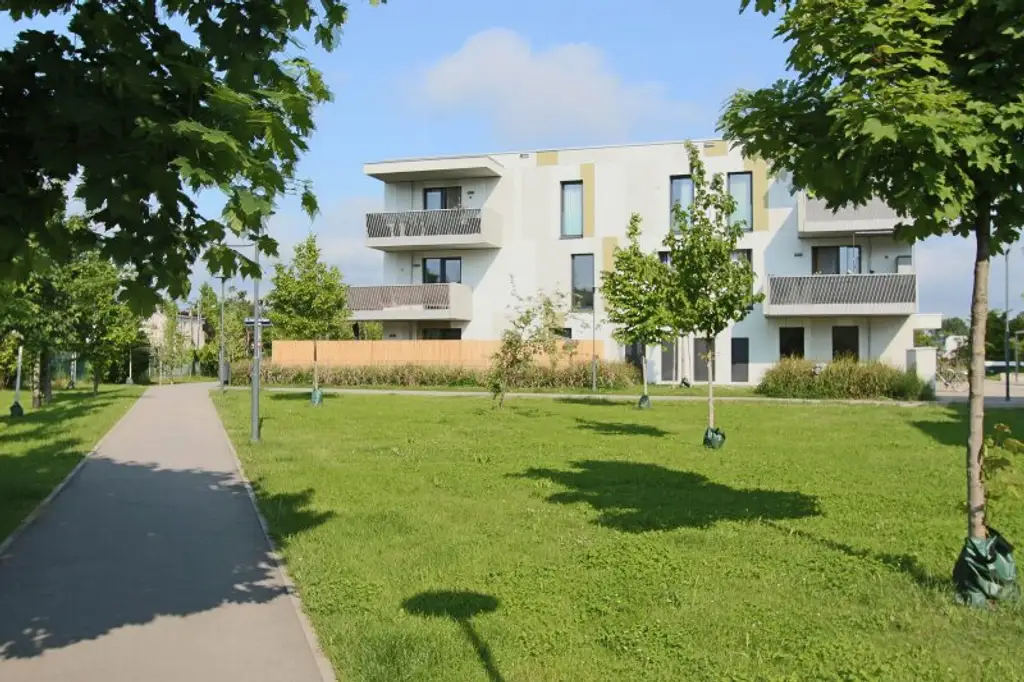 Sonnige Wohnung mit Blick ins Grüne, Balkon und Garage!