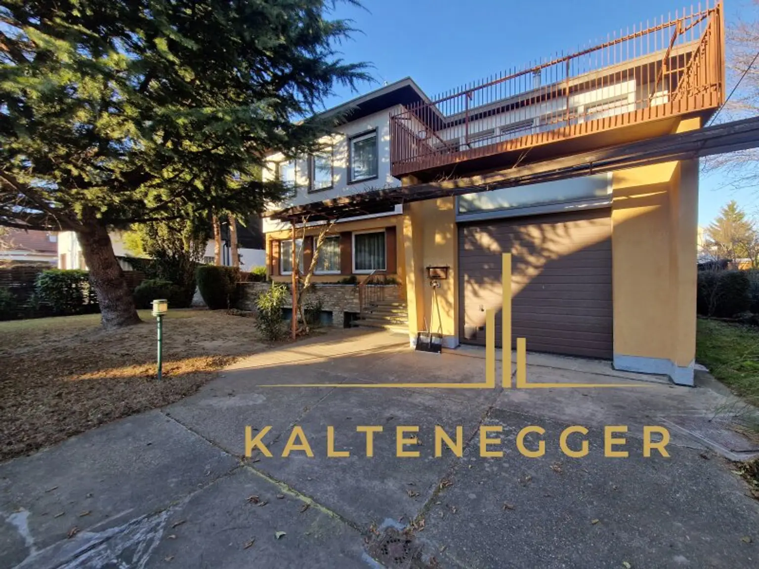 Haus Außenansicht + Vorgarten