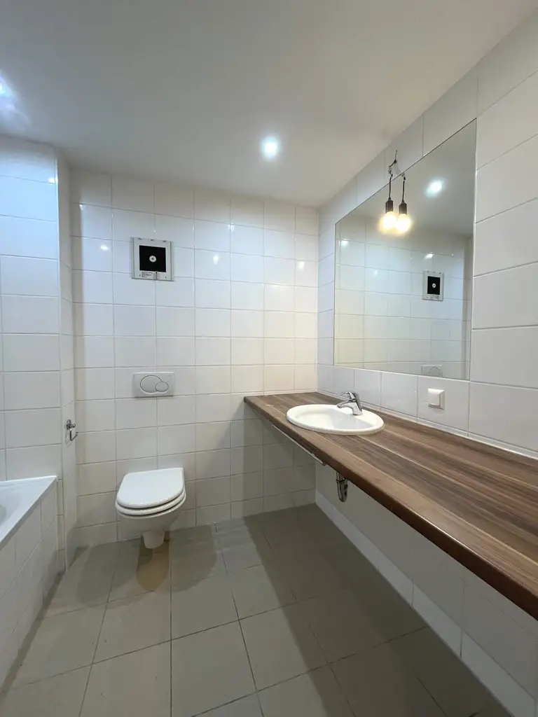 Teilsanierte 2-Zimmer-Wohnung mit Balkon in den grünen  Innenhof!