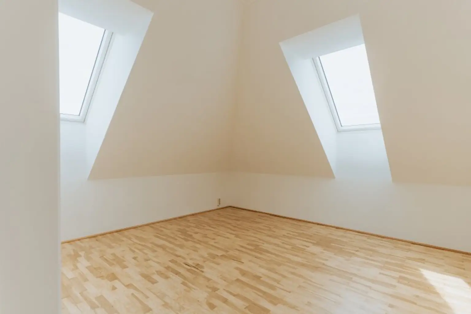 Traumhafte 3- Zimmer Dachgeschoßwohnung über zwei Etagen mit Terrasse