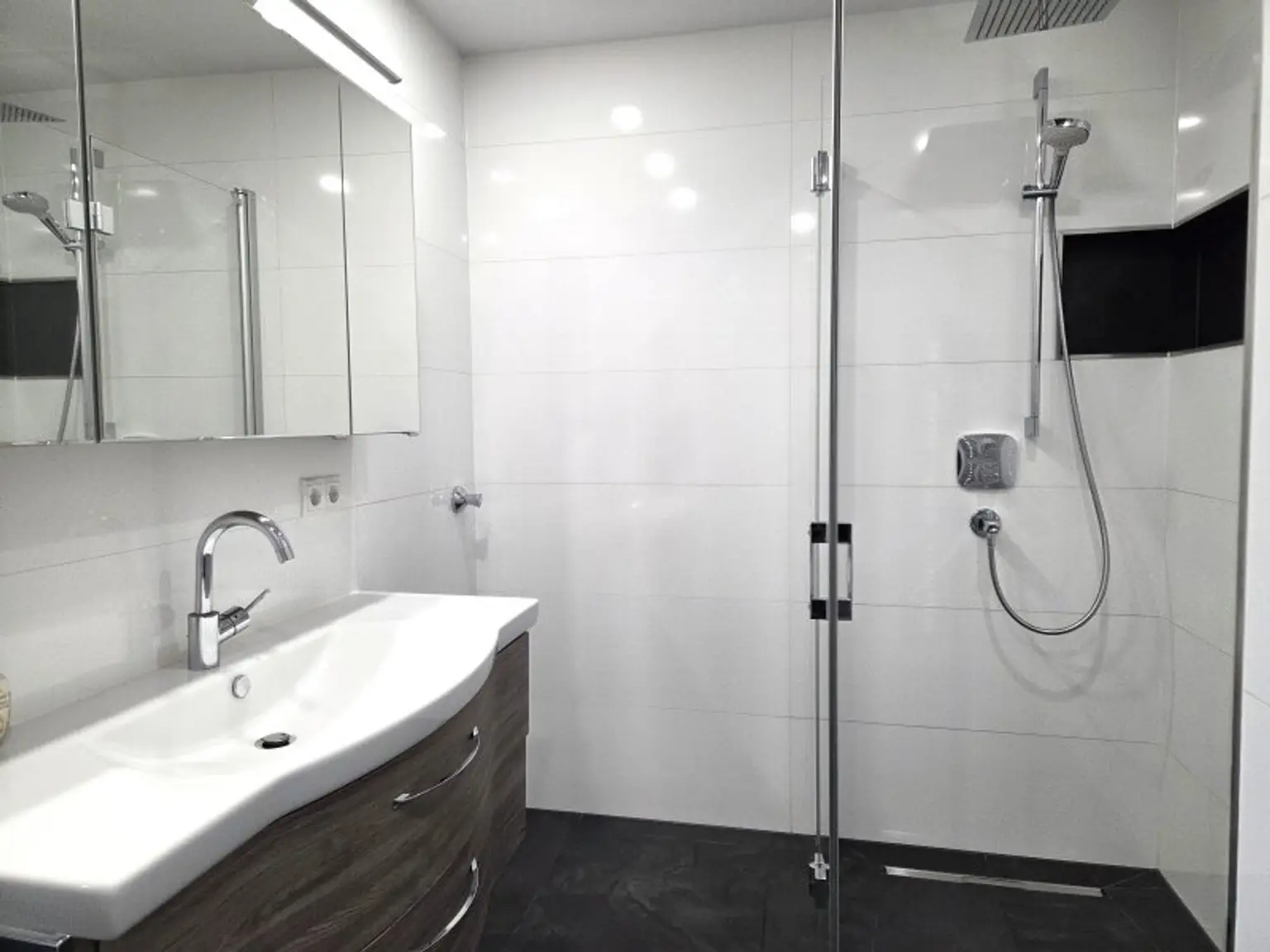 Bad mit Dusche und WC