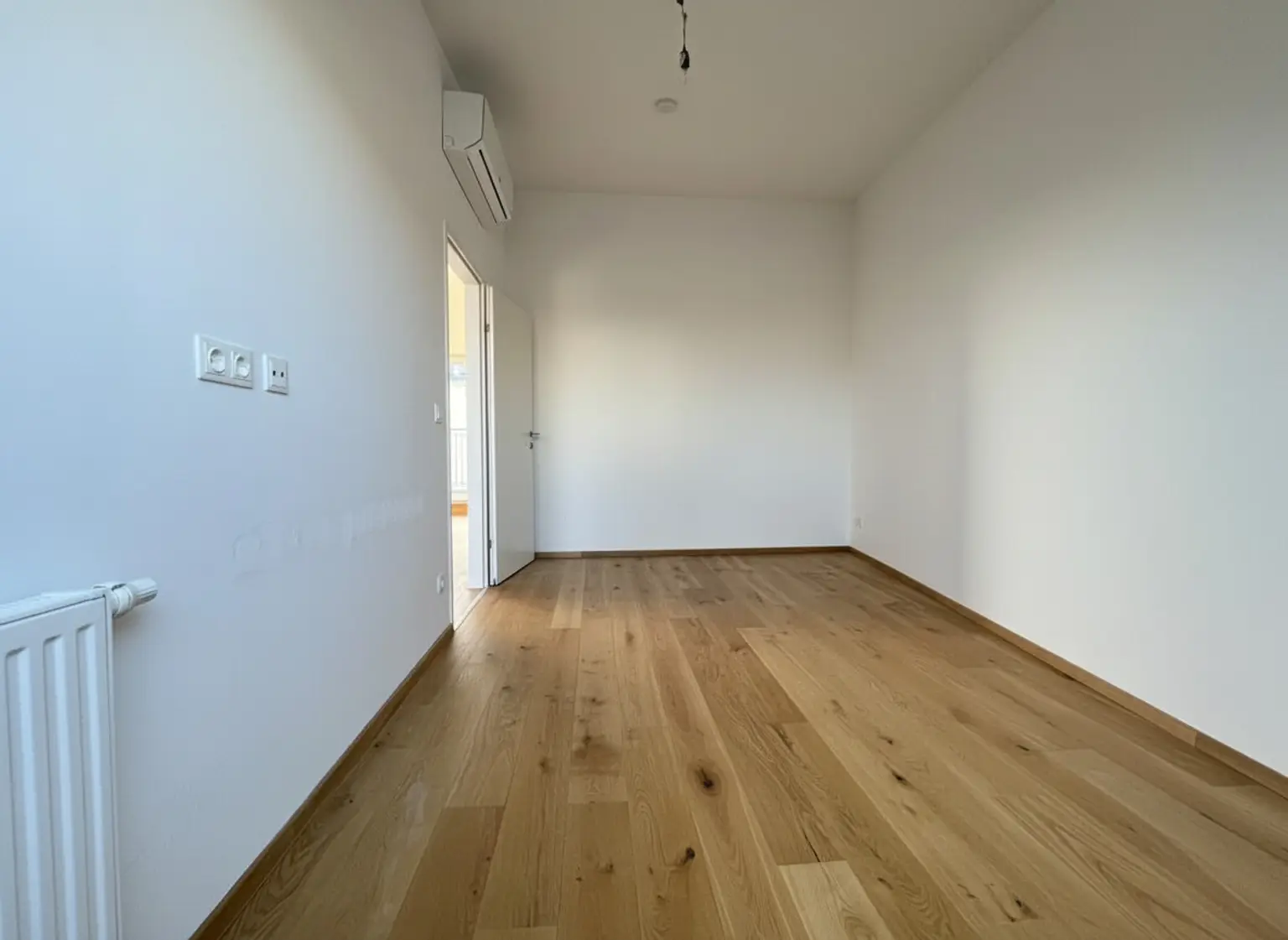 UNBEFRISTET: Attraktive, klimatisierte Dachgeschoss-Wohnung mit Balkonen und Dachterrasse und einmaligem Blick über Dächer Wiens