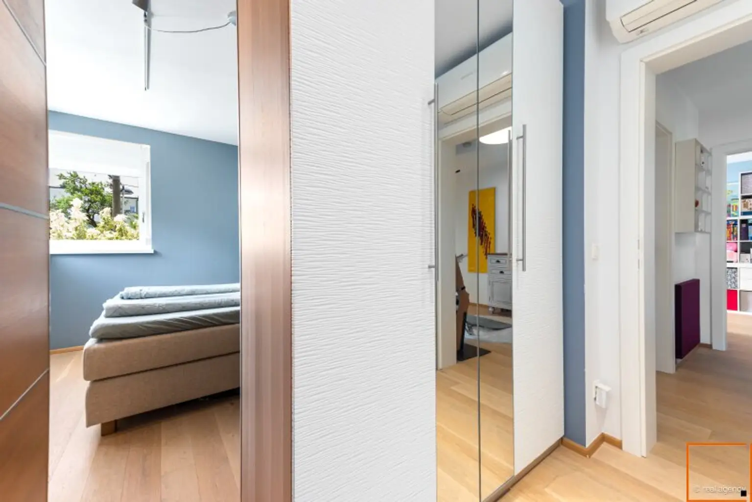 Schlafzimmer mit Blick zum Vorzimmer