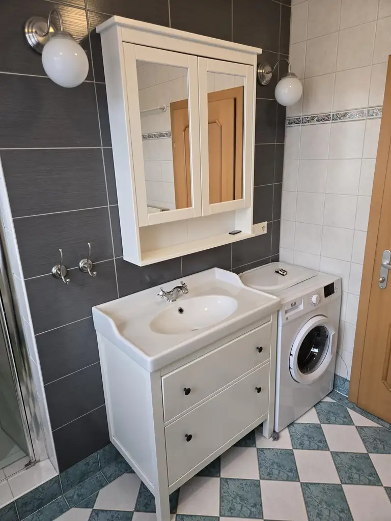 Attraktives Einfamilienhaus mit drei Wohneinheiten im Dachgeschoss – Wohnen & Vermieten unter einem Dach in Ardagger