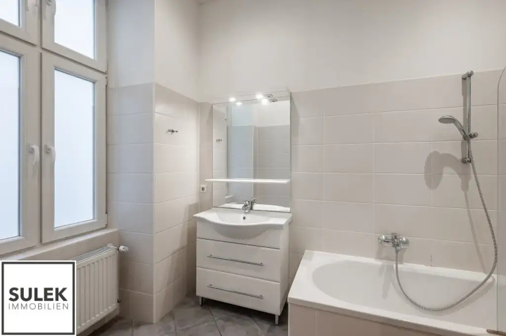 Wohnen direkt bei der Votivkirche: großzügige 2-Zi.-Wohnung (getrennt begehbare Zimmer + Küche)