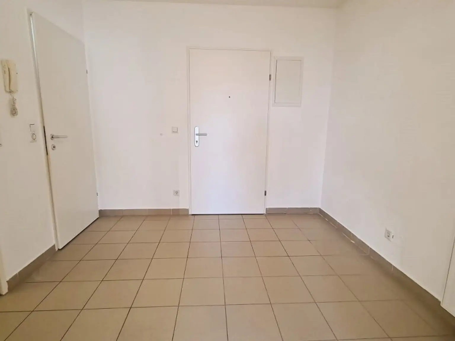 DACHGESCHOSS, sonnige 74 m2 Neubau, Wohnküche, 2 Zimmer, Wannenbad, Parketten, Holbeingasse