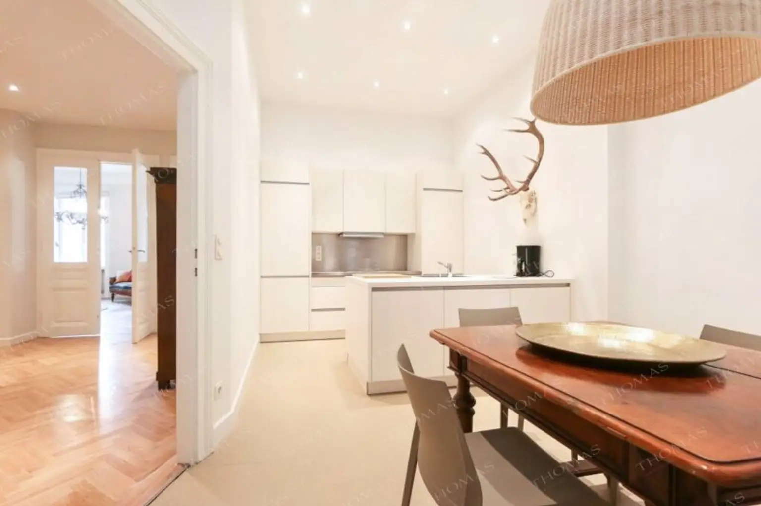 Elegant & zentral – Exklusiv möblierte Altbauwohnung im Servitenviertel