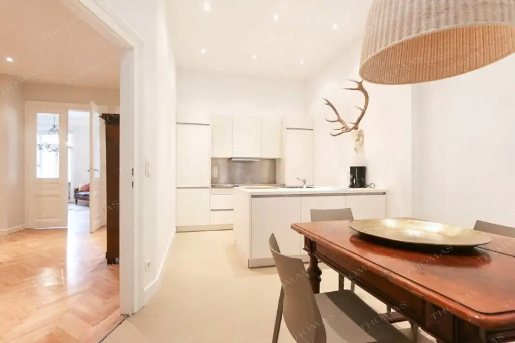 Elegant & zentral – Exklusiv möblierte Altbauwohnung im Servitenviertel