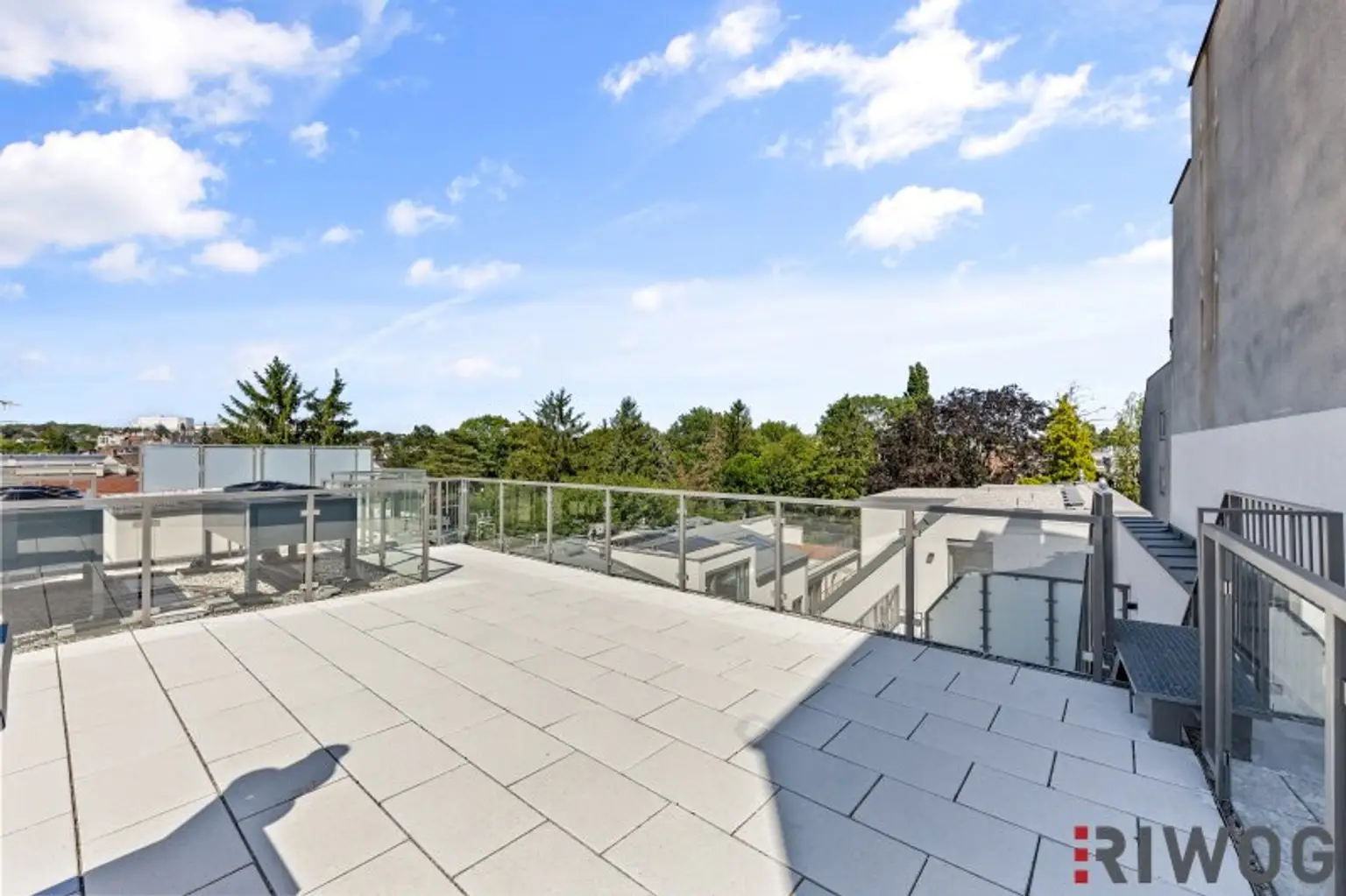 Imposante und sehr helle Dachgeschosswohnung mit 2 Terrassen und hochwertiger Ausstattung in ehemlaigen Fuhrwerkhaus