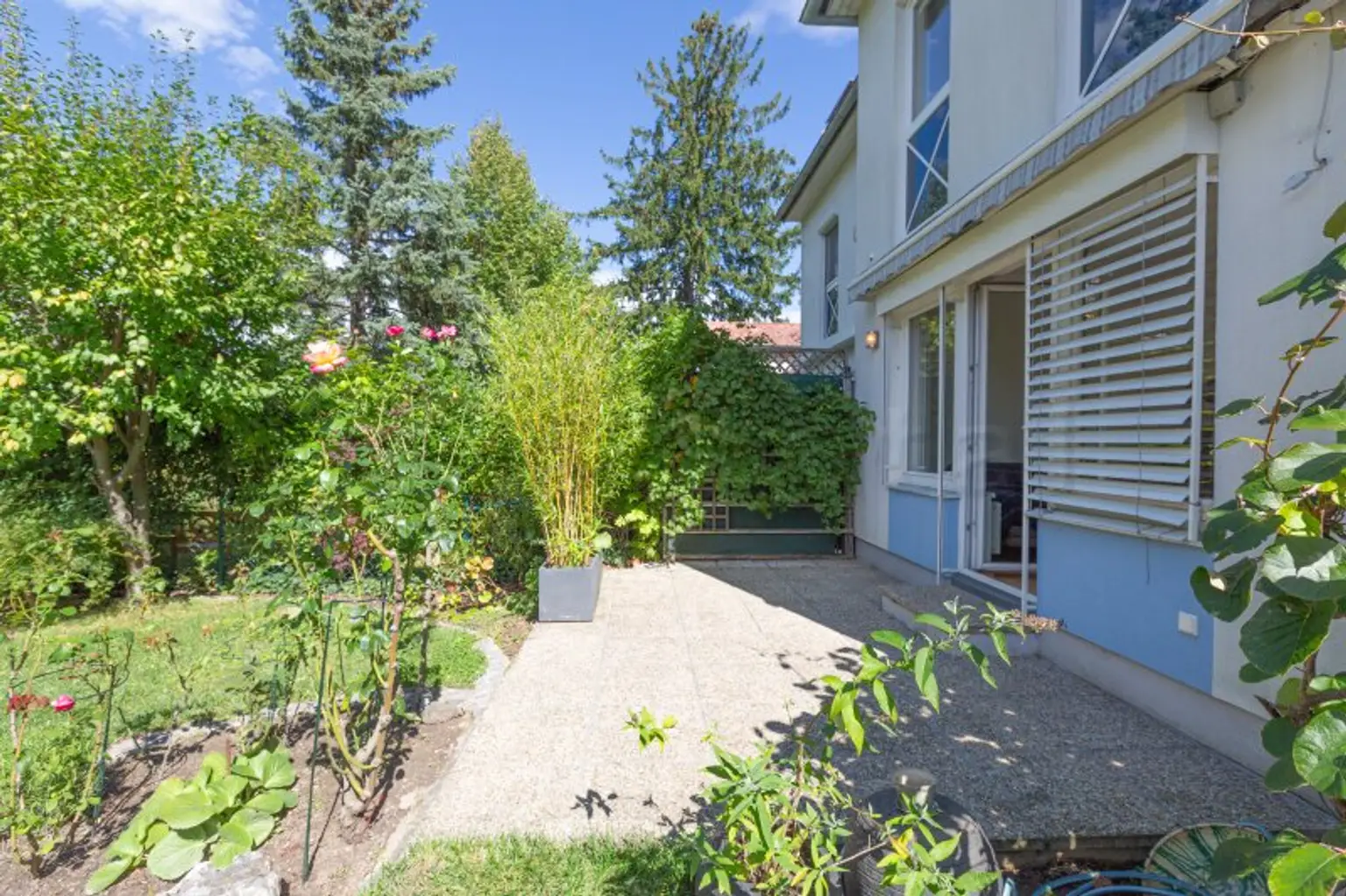 Sonnige moderne Doppelhaushälfte mit wunderschönem Garten