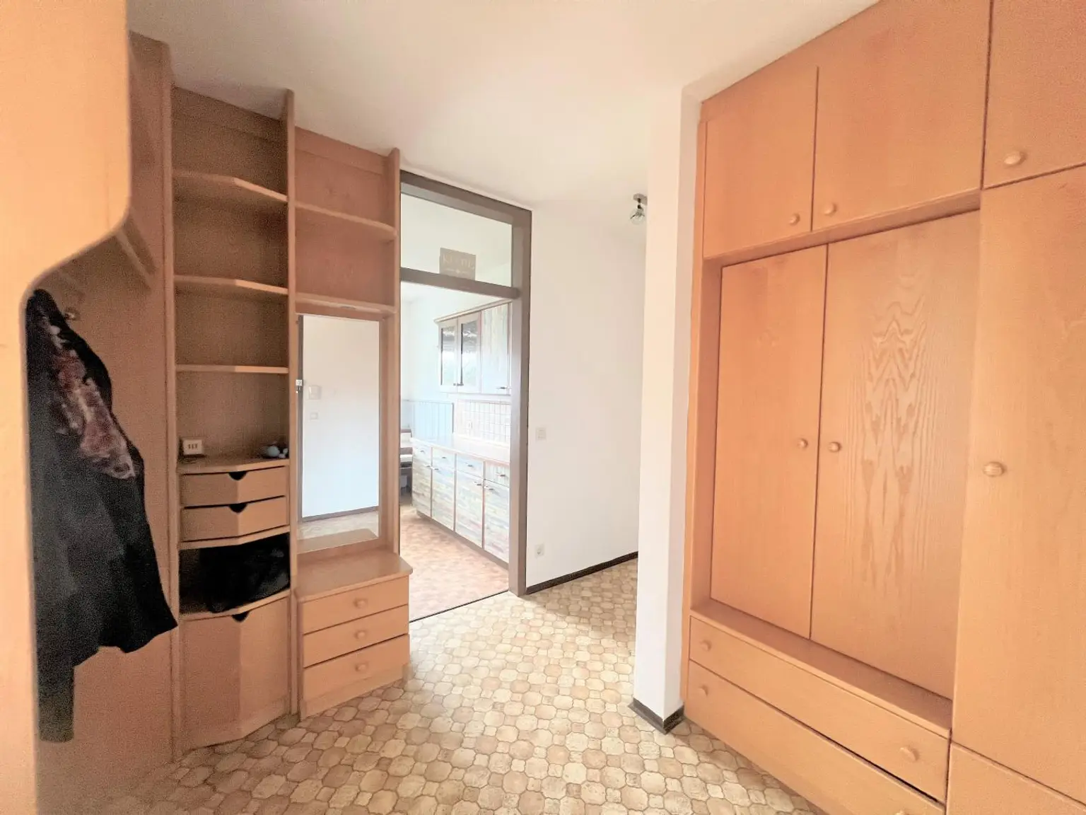 TOLLE WOHNUNG IN RUHIGER LAGE - TIEFGARAGENPLATZ INKLUSIVE