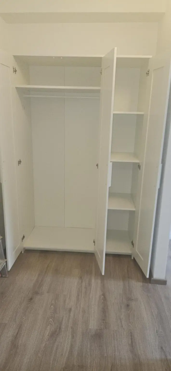 Kleiderschrank im Vorraum zum Zimmer