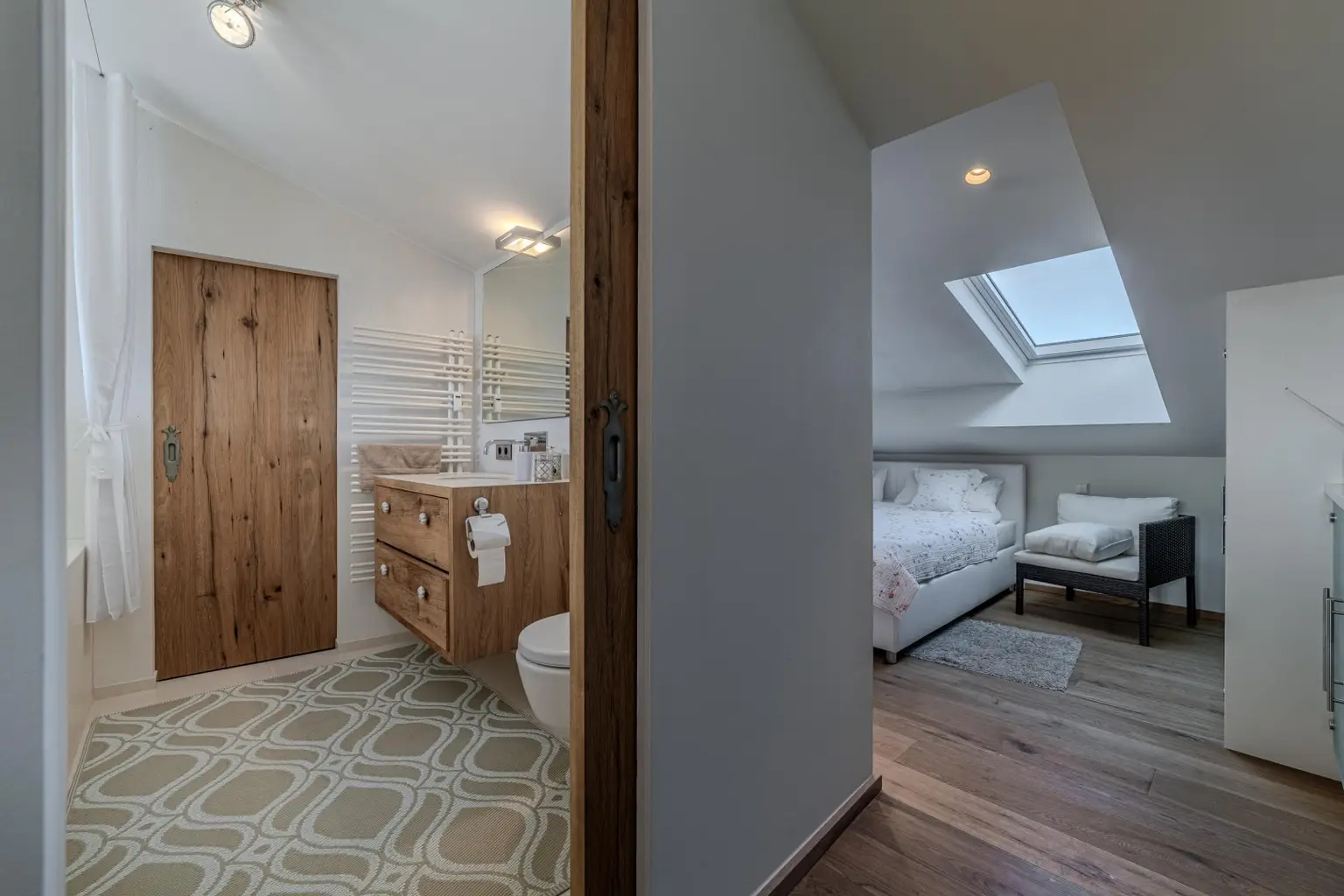 Schlafzimmer mit Bad en suite