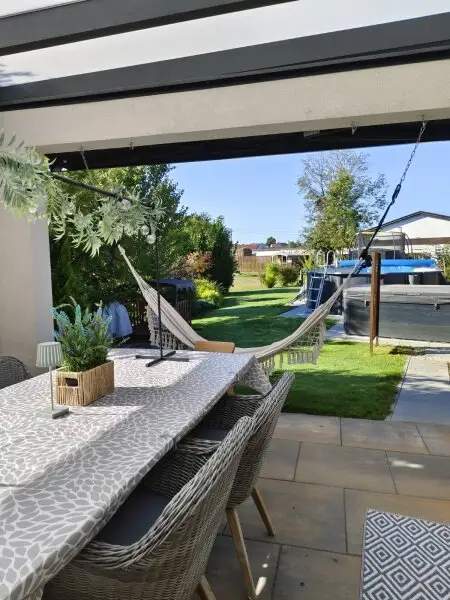 Modernes Wohnhaus  mit angrenzender Café-Bar und 2200m2 Grundstück