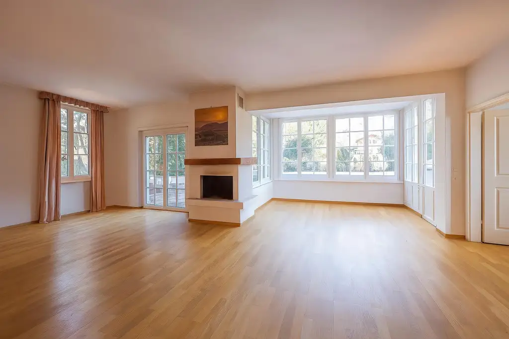 Elegante Villa im Landhausstil mit Riesengarage