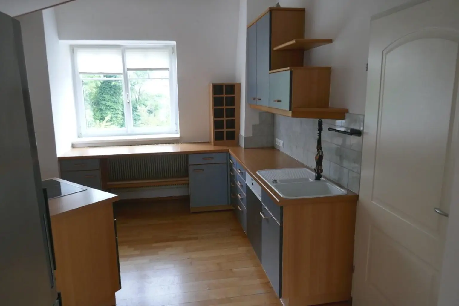 Schöne Villenwohnung in Aussichtslage mit Balkon und Parkplatz