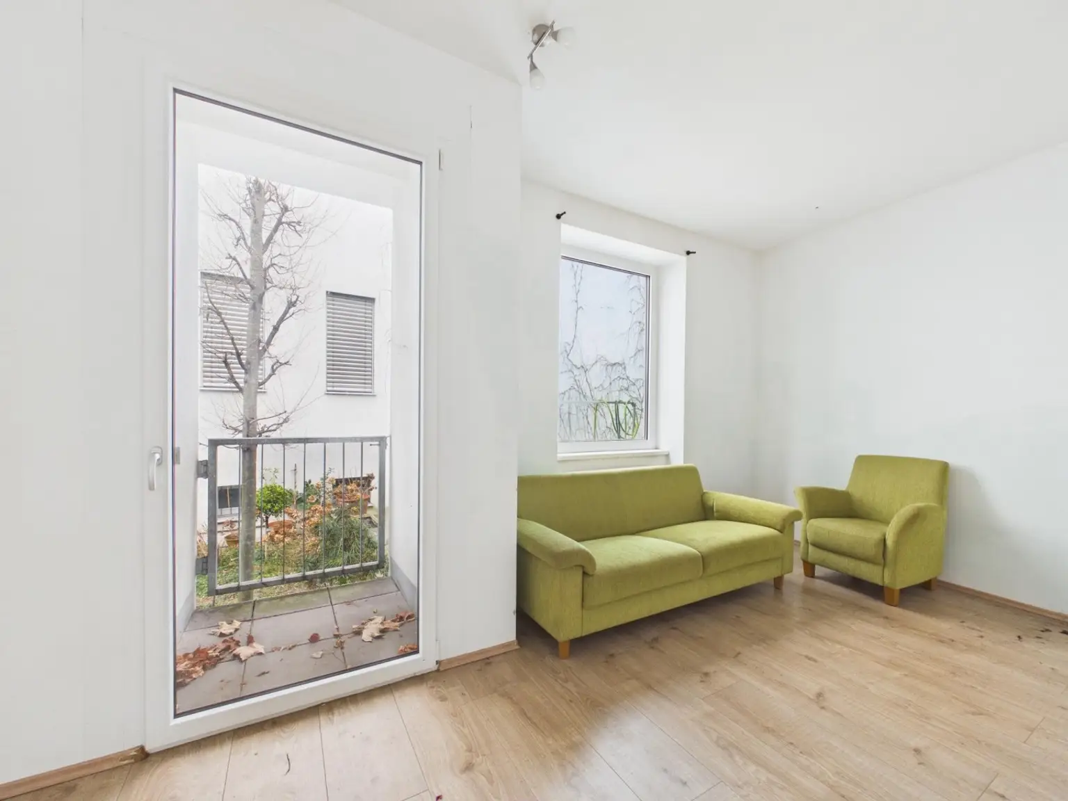 CAM04191G0-PR0079-STILL006