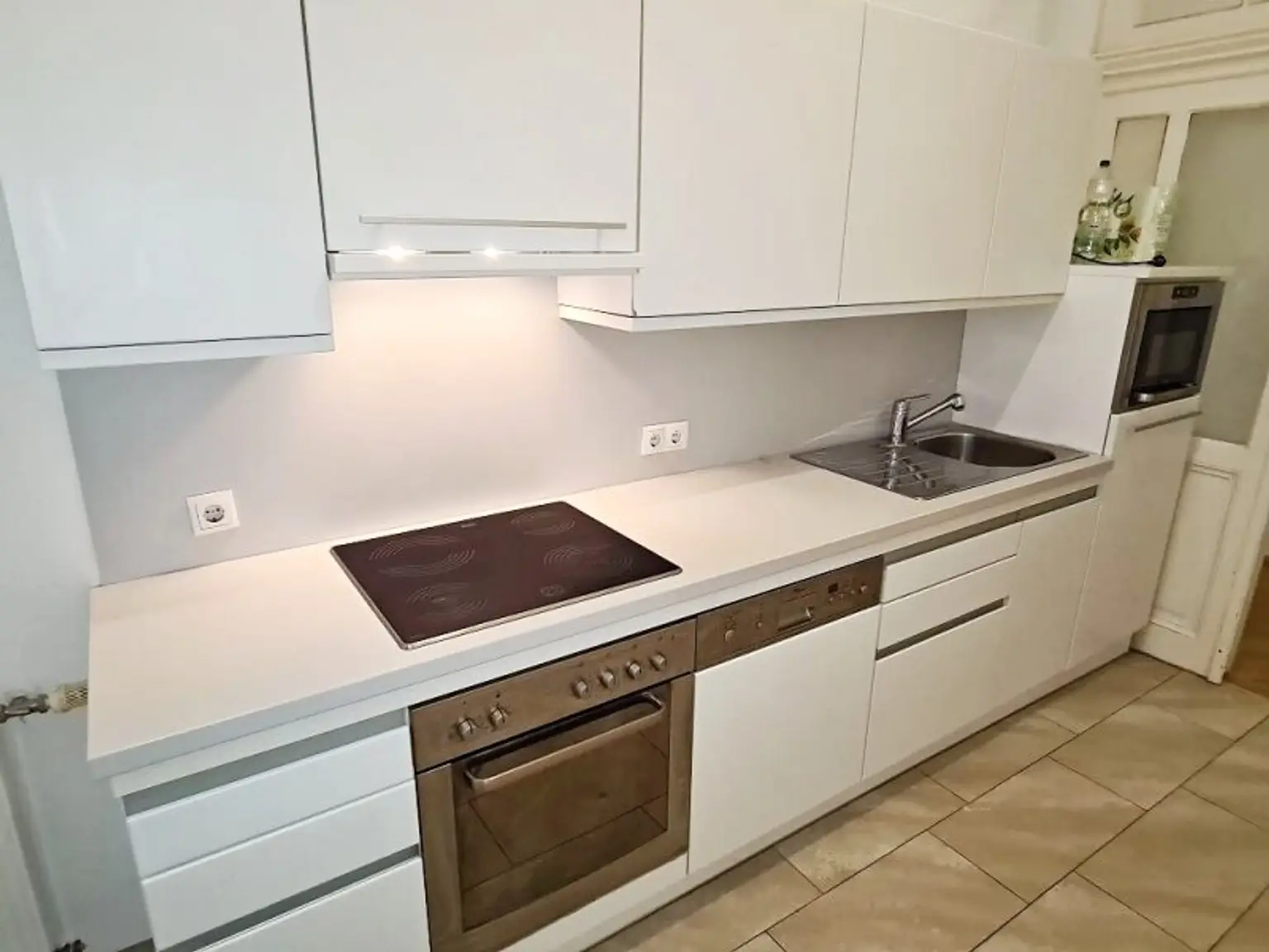 AM GRABEN-NÄHE, 95 m2 Altbau mit Balkon, 2 Zimmer, Komplettküche, Wannenbad, Parketten, 4. Liftstock, Flügeltüren, Spiegelgasse