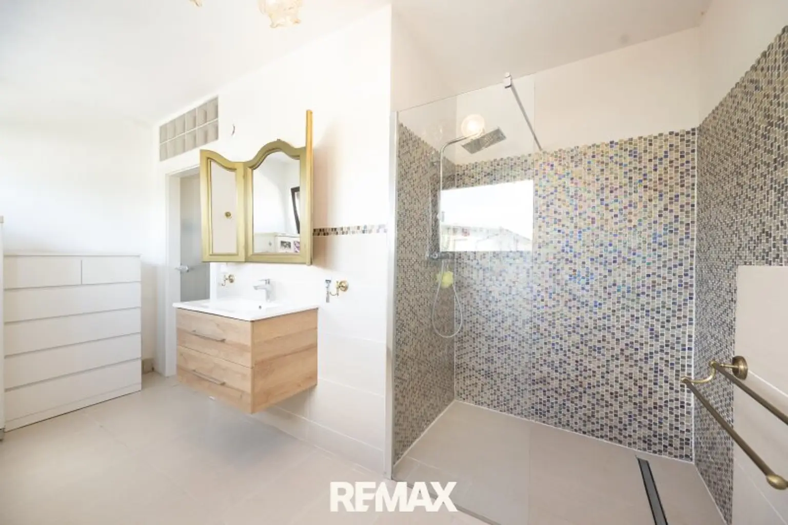 Badezimmer (EG)