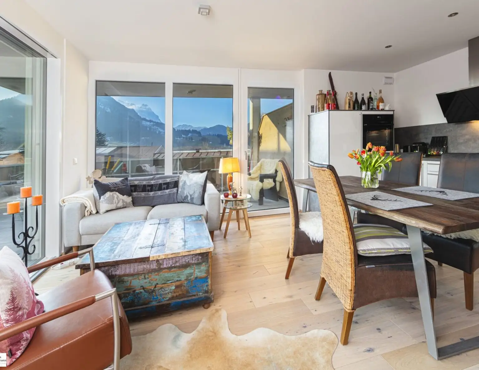 Kirchdorf in Tirol: Schöne Neubau-Wohnung mit großem Sonnenbalkon vor den Toren Kitzbühels
