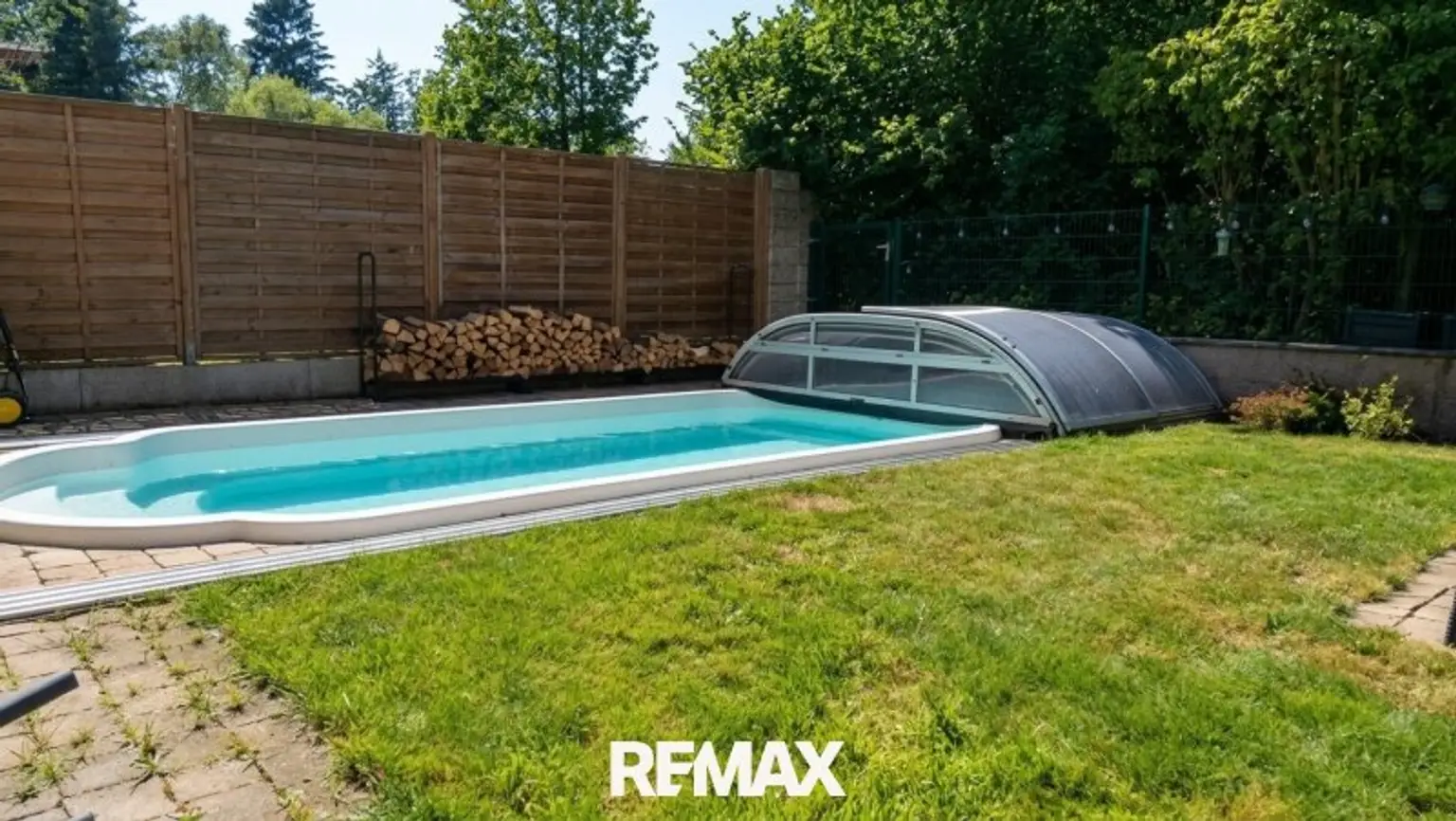 Garten hinter dem Haus mit Pool