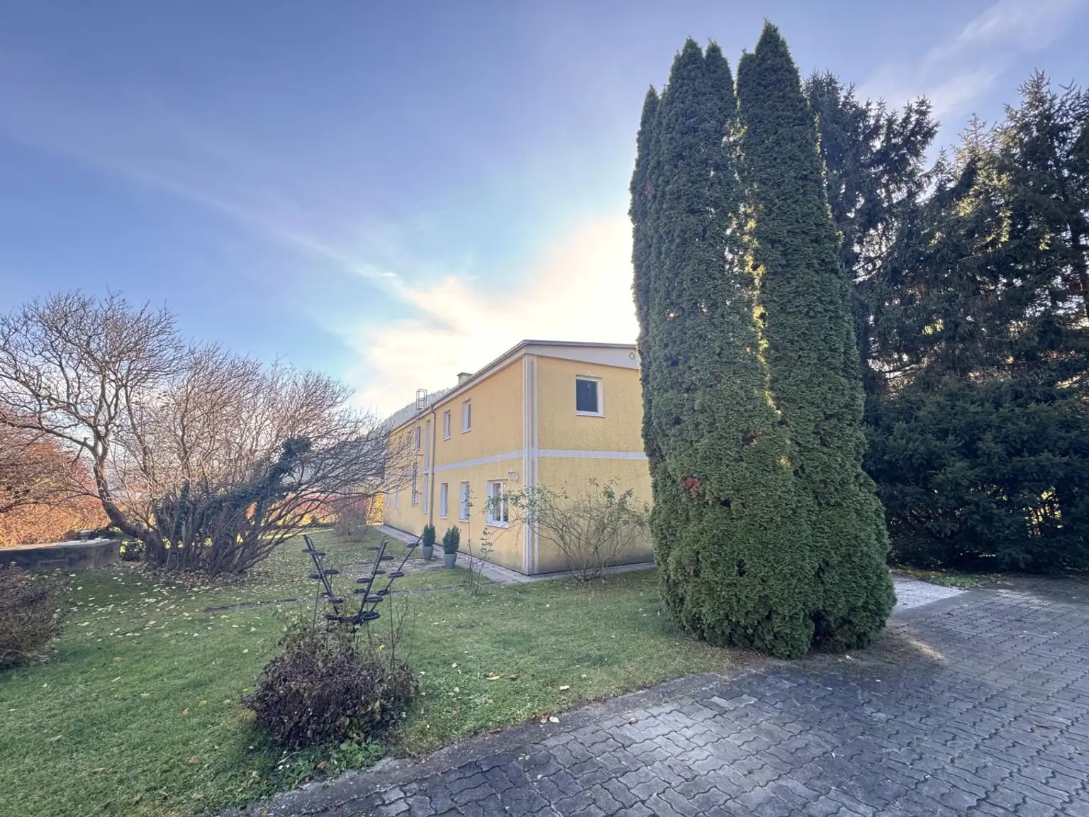 Sanierungsbedürftiges Mehrfamilienhaus mit großem Grundstück und hoher Bebauungsdichte