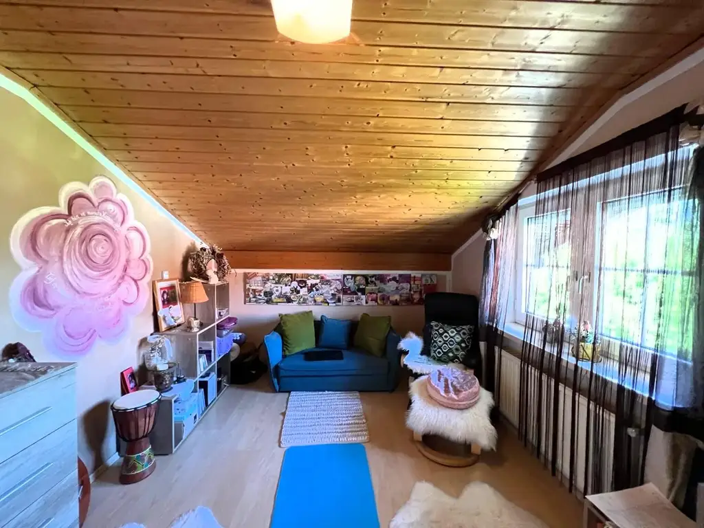 Charmantes Zweifamilienhaus mit idyllischem Naturpool