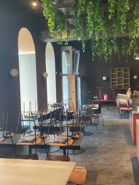 Neu adaptiertes Cafe Konditorei Restaurant auf frequentiertem zentralen Hauptplatz im 2. Bezirk