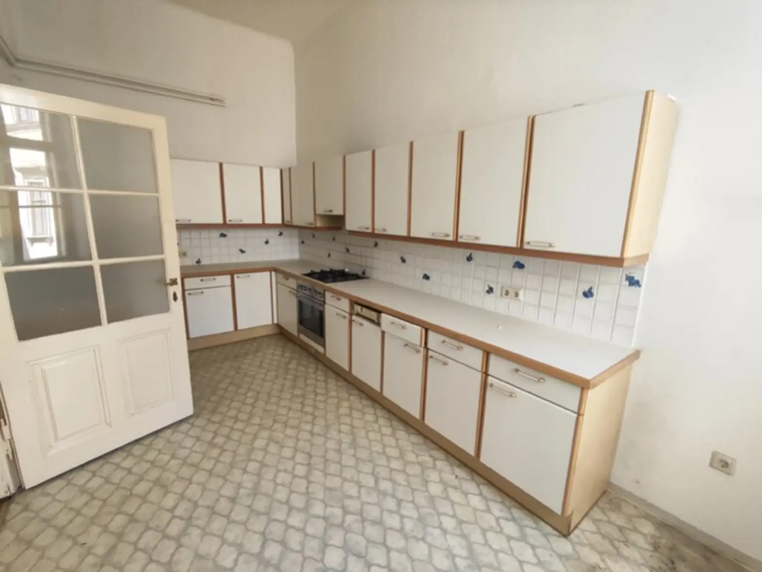 Hörlgasse! Großzügige Altbauwohnung zum selbst gestalten im 3. Liftstock in zentraler Citylage!