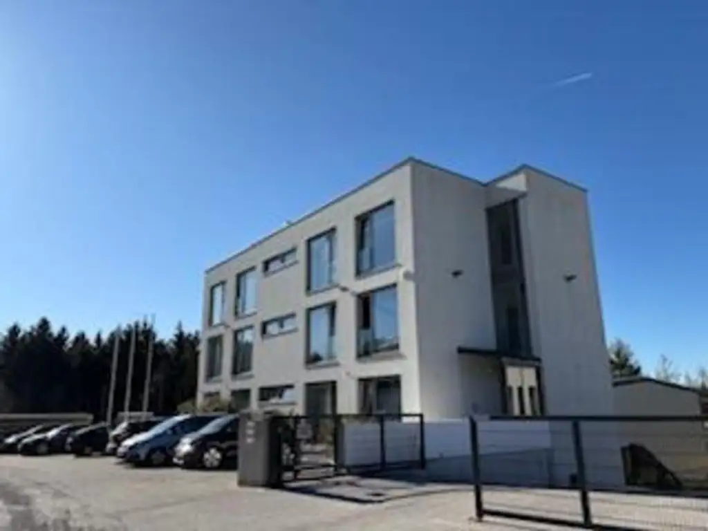 Moderne Büroliegenschaft mit Lagerhalle