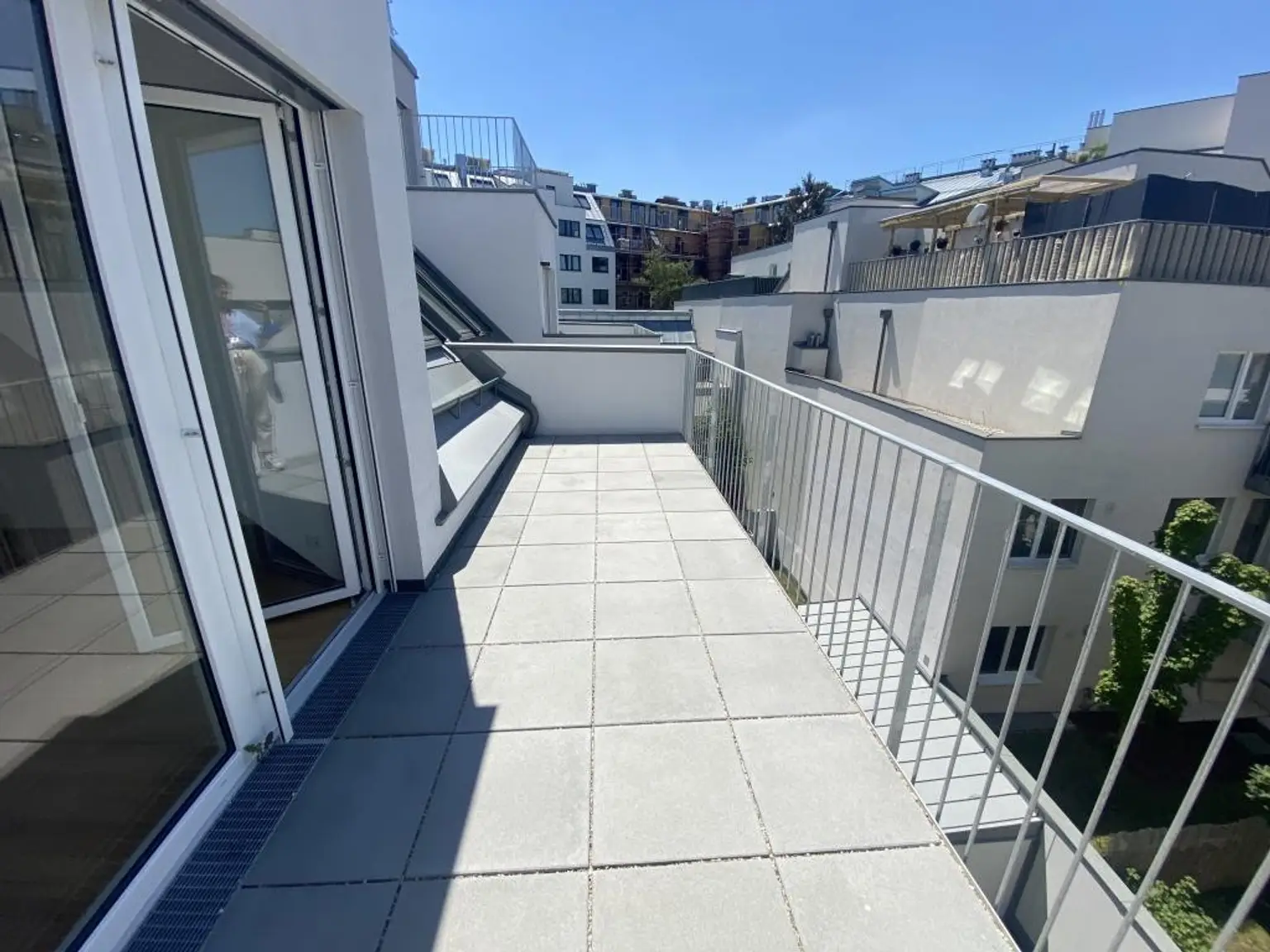 Koloniestraße: Hochwertige Neubauwohnung mit MEGA-13m²-BALKON!!!