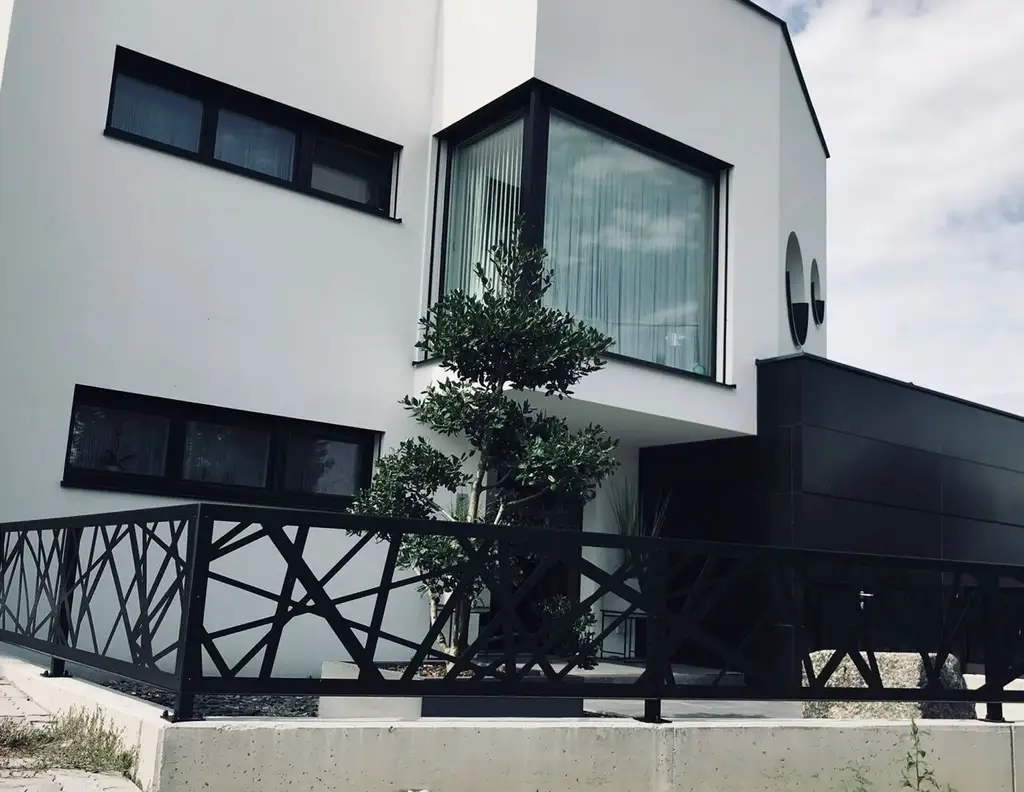 Luxuriöses Traumhaus in Raffelstetten: Wohnfläche 224m² mit großer Dachterrasse, Swimspa und Garten