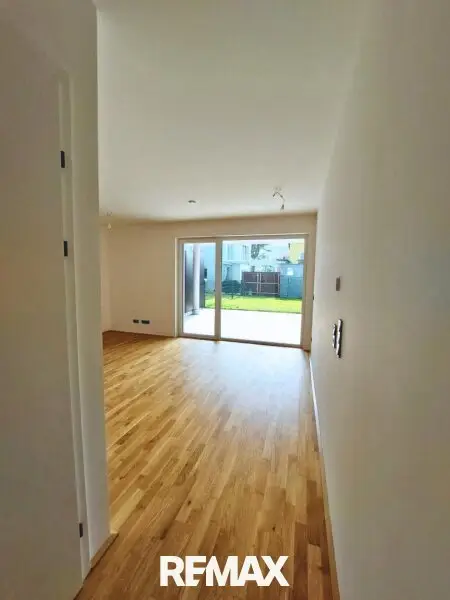 Blick in Wohnbereich von Flur aus